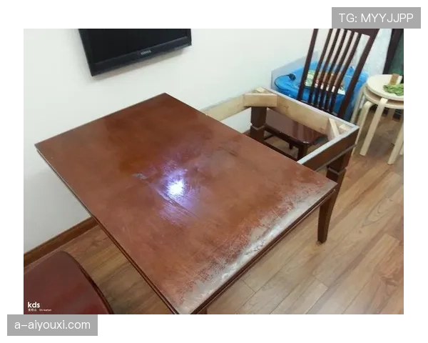 刚刷到汪周雨家照，餐桌那套看着像拍电影的道具，我算了下价格腿软